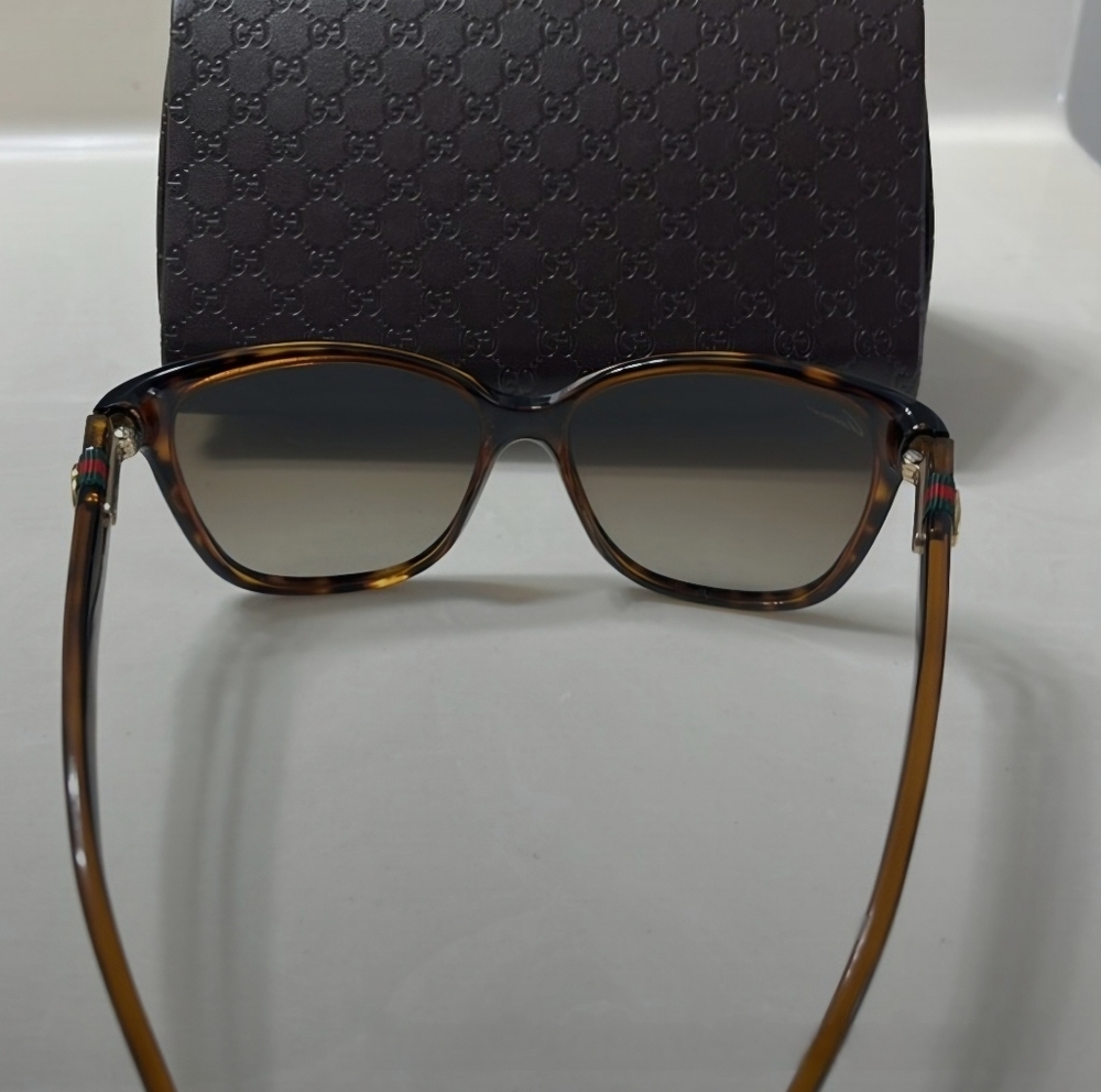 Gucci Brown Tortoise Sunglasses with Case and Cloth - Picture 2 of 10